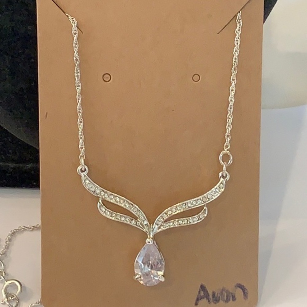 Avon teardrop rhinestone crystal dainty necklace
